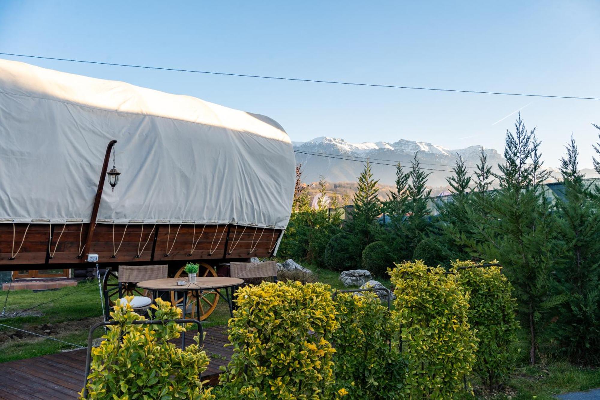 Glamp In Style Pods Resort Bran  Exterior photo